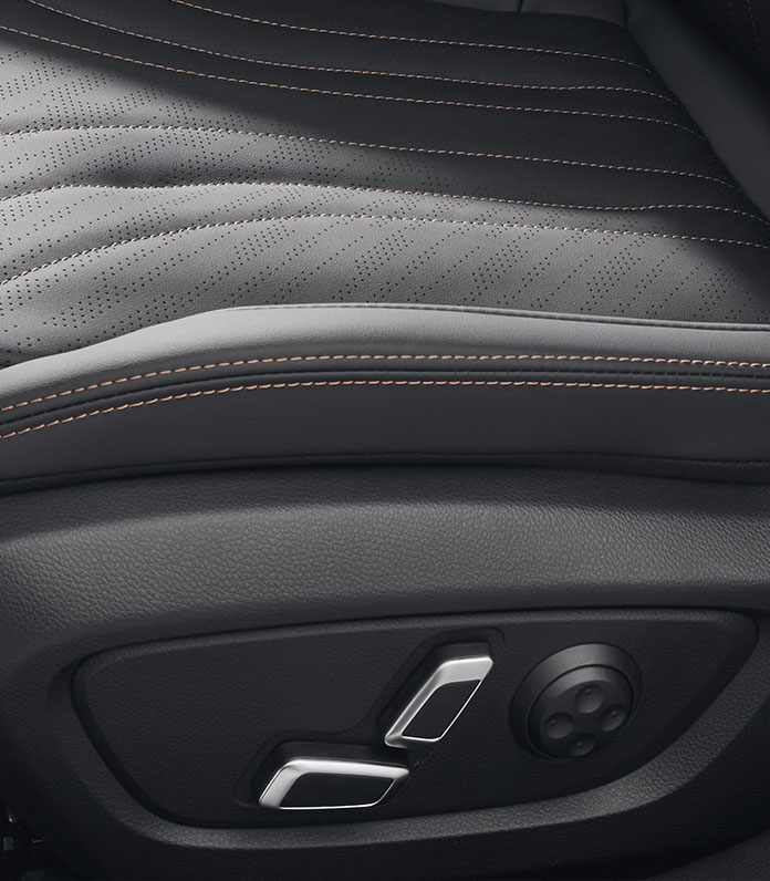 Передние сиденья с электроприводом и вентиляцией